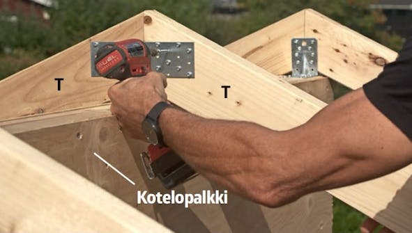 Lankkujen kiinnittäminen kulmaraudoilla Pihavaraston lankkujen kiinnittäminen kotelopalkkiin